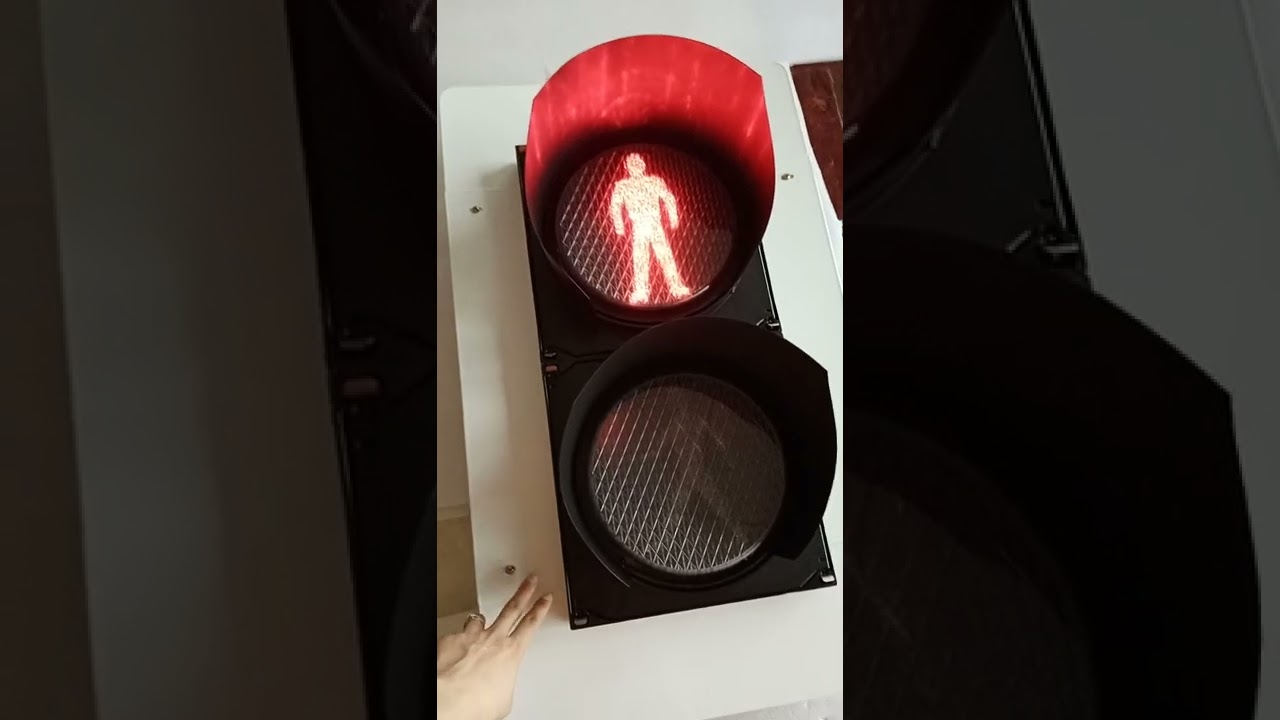200mm pedestrian traffic light video