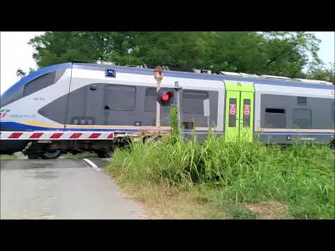 Passaggio a livello a Magnonevolo - parte 2. Railway crossing in Magnonevolo - part 2.