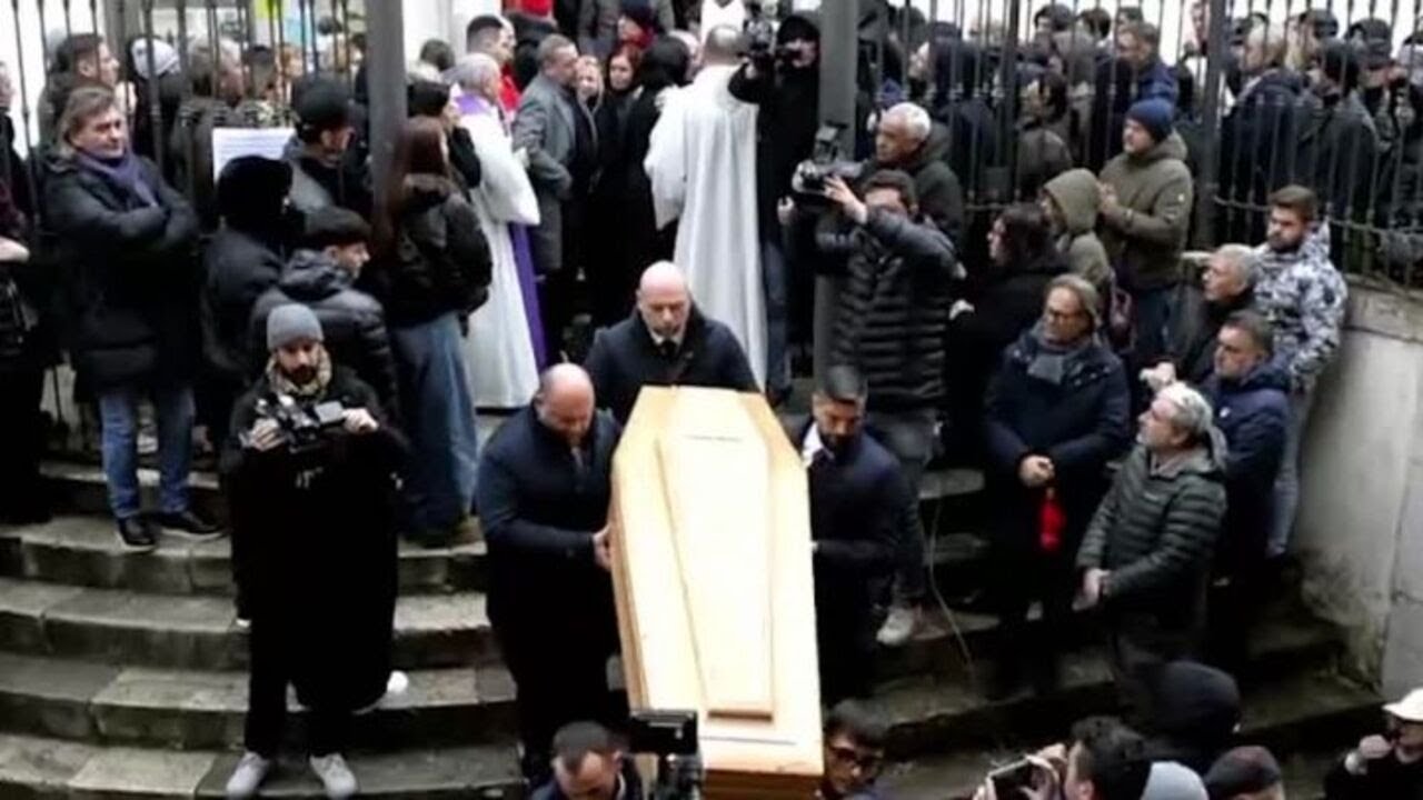 Il feretro di Aurora Livoli lascia la chiesa di San Giovanni Battista