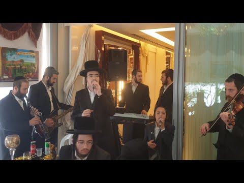 סוכל'ה • עוזיאל דייטש וילד הפלא מוטי שיין בדואט, בליווי תזמורתו של צביקי רובין