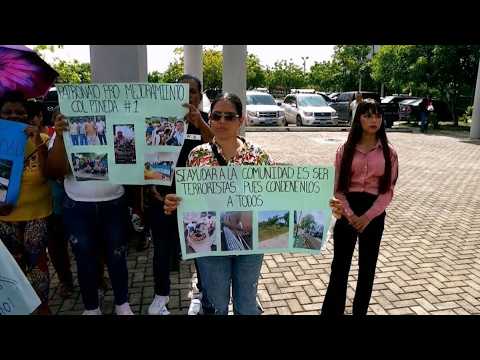 Pobladores de colonia Pineda protestan en juzgados de San Pedro Sula por detención de su presidente