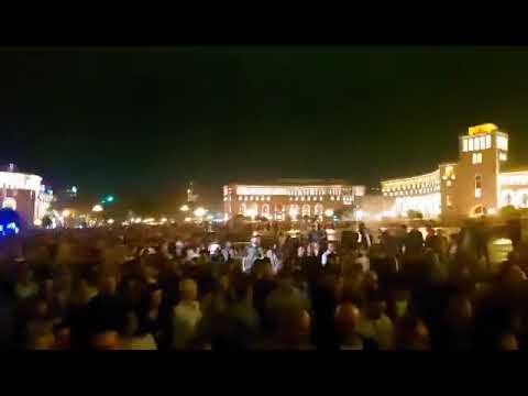 Հանրահավաքի մասնակիցները քայլերթով գնում են ՀՀ ՆԳՆ