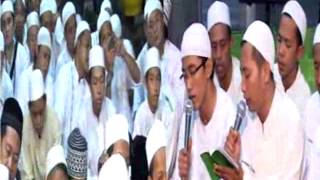 preview picture of video 'Shollu 'ala Nurilladzi - Majlis Maulid Al Habsyi  - Majlis Dzikir Darul Ikrom Kedanyang Gresik 2013'
