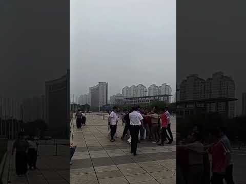 浙江温州市新艺鞋厂工人到市政府讨薪，并且与警察发生冲突。
