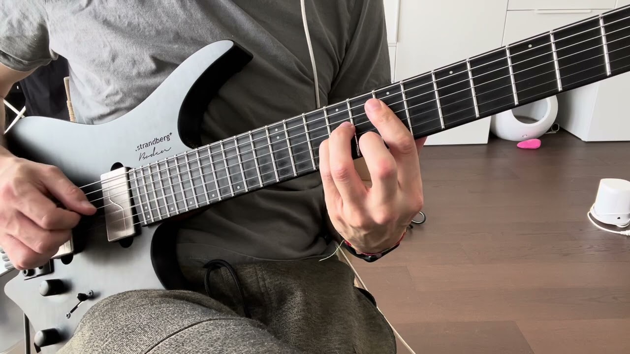Roberto Barlocci playing the Freestyler lick by Bomfunk MC's on electric guitar