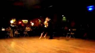 Natasha Lewinger y Bernardo Skrzypicki Collin bailan en Bendita Milonga 1