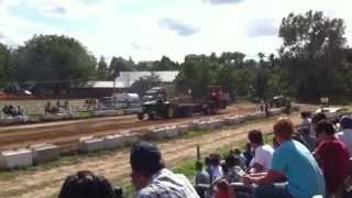 preview picture of video 'norwich tractor pull 2012 img0426 10500lb jvd'