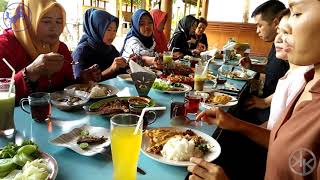 preview picture of video 'Makan di Saung Syuro Majalengka [13-01-2019]'