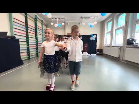 Przedszkole w Marzęcinie - dzieci tańczą poloneza, 2023.
