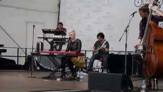 Elaiza im Open air-Konzert auf dem Berliner Tempelhofer Feld. Schön!