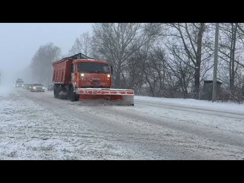 Дорожники Бийска усиленно борются с последствиями снегопада ("Будни",05.12.25г.,Бийское телевидение)