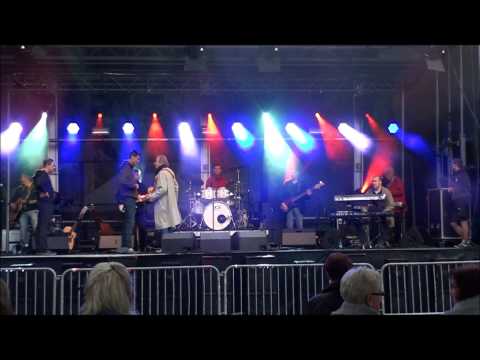 Will Tura in voorbereiding op zijn live concert in het park van Kapellen