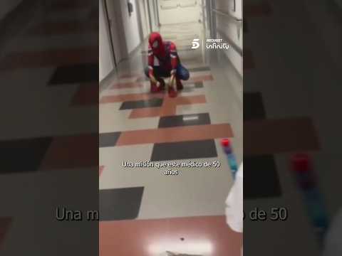 Spiderpediatra, un superhéroe que se disfraza de Spider-Man para hacer más felices a niños