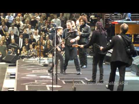 Bruce Springsteen & his mom dancing & singing - Philadelphia March 29, 2012