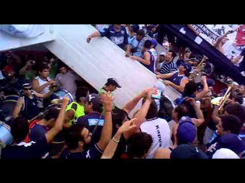 "LOS CAUDILLOS DEL PARQUE LLEGANDO AL MONUMENTAL! mono csir" Barra: Los Caudillos del Parque &bull; Club: Independiente Rivadavia