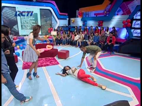 Julia Perez Ikuti Gaya Syahrini Waktu Liburan Diitalia  - dahSyat 12 Agustus 2014