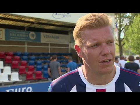 Niels Redert van Excelsior Maassluis wist een toegekende strafschop niet te benutten.