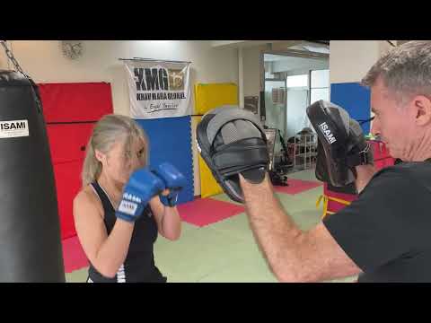 女性のクラヴマガトレーニング｜ミット打ちと護身術実践