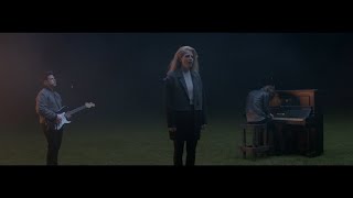 Kadr z teledysku Nightcall tekst piosenki London Grammar