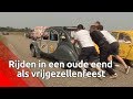 Rijden in een oude eend als vrijgezellenfeest - Brabants Buske