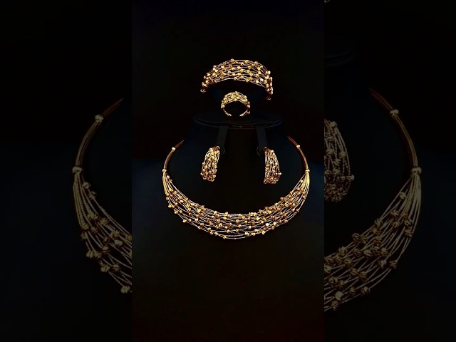 طقم اكسسوارات نسائي بلون ذهبي أنيق – تصميم راقٍ لإطلالة مميزة