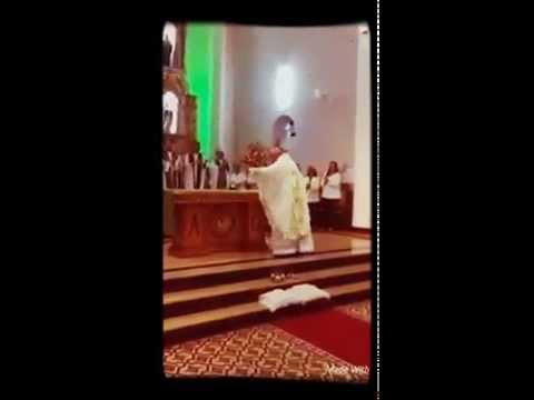 Padre dança sexta feira sua linda