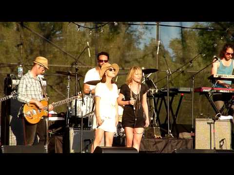 Broken Social Scene with Emily Haines and Feist - Sentimental X's [HD]