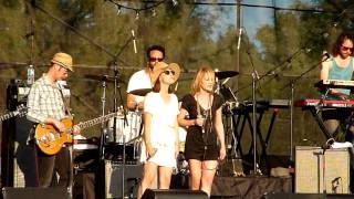 Broken Social Scene with Emily Haines and Feist - Sentimental X&#39;s [HD]
