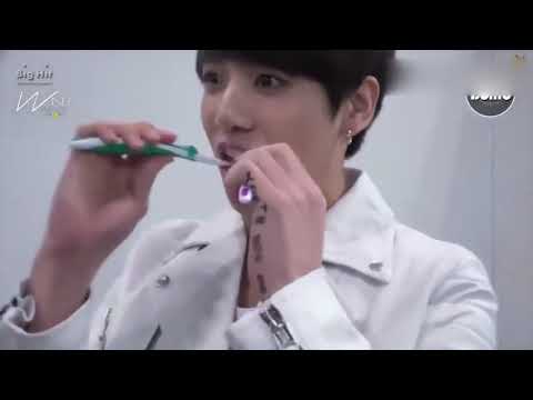 BTS FUNNY MOMENTS Jungkook Shows You How To Save Time Brushing Your Teeth 田柾国搞笑日常 😂