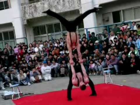 Sharkov Brothers (シャルコフ　ブラザーズ) in Daidogei World Cup (大道芸ワールドカップ) 2004  (Japan)