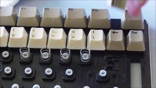 Cleaning an Amiga 600 Keyboard