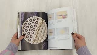 Видео о книге Элегантный пай. Искусство резного украшения пирогов. 25 мастер-классов с пошаговыми фото