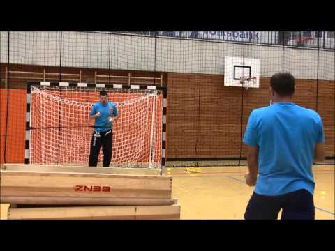 Tennis meets Handball