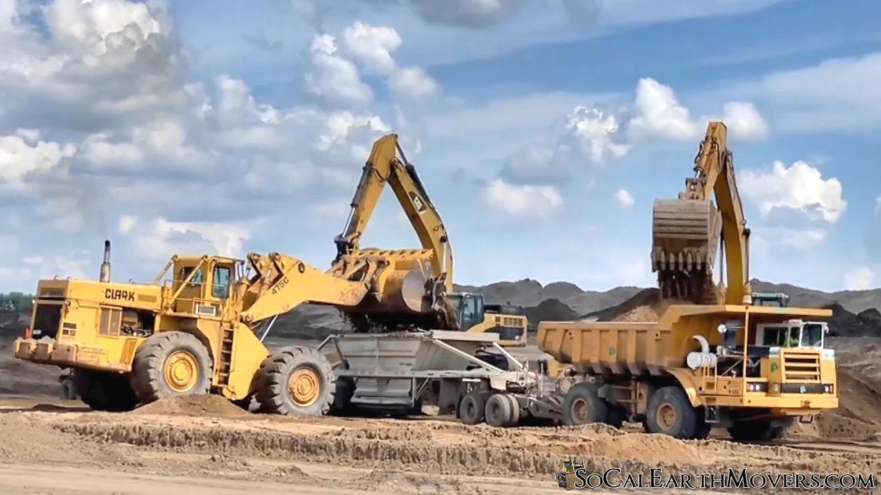 Clark 475C and PayHauler 350C’s with bottom dump trailers working on highway project