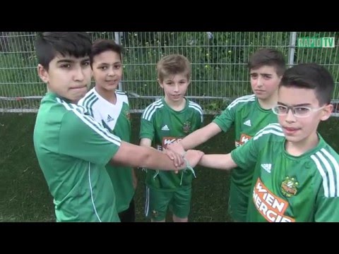 Rapid-Profis überreichen Freundschaftsbänder (26.04.2016)