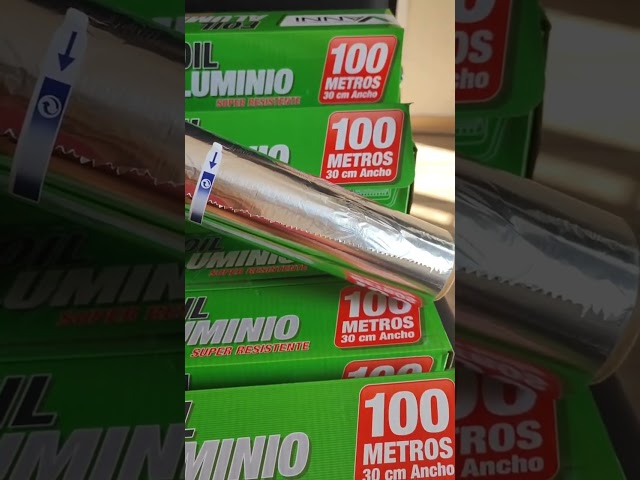 Vídeo relacionado con Reynolds Rollo de papel de aluminio resistente, lámina gruesa y resistente para mayor resistencia y durabilidad, pestaña segura de fácil apertura y cierre, 12 pulgadas de ancho, 50 pies cuadrados.