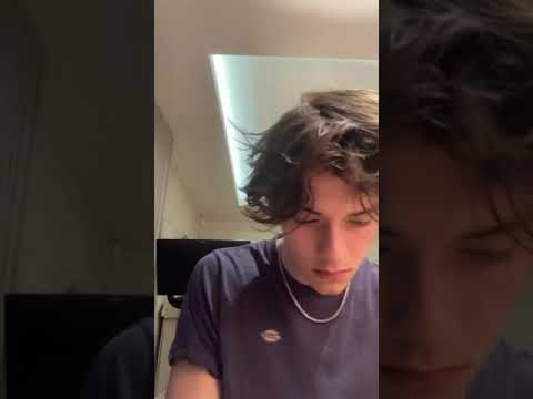 Louis Partridge tocando el piano - Compilation - YouTube