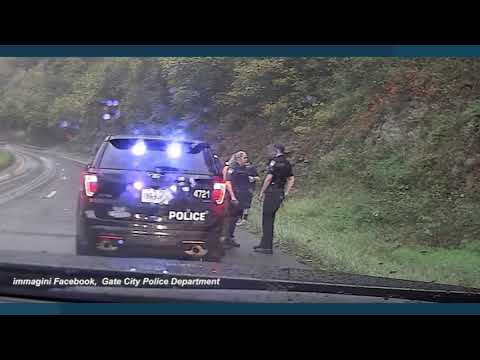 Usa, auto fuori controllo stava per travolgere una poliziotta, il collega la salva