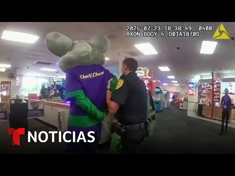 Mire el arresto de un hombre disfrazado de Chuck E. Cheese en Florida | Noticias Telemundo