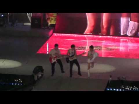 FANCAM | 100821 SMTown LIVE ~  Hyukjae & Shindong dancing Dorkily with Guitars