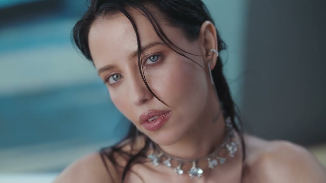 Dorofeeva mit dem Titel '747' / Video ((jetzt ansehen))