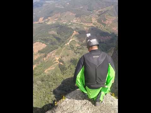 Wingsuit na Pedra dos Cinco Pontões, em Laranja da Terra. #Turismo #Viagem #Aventura #Capixaba