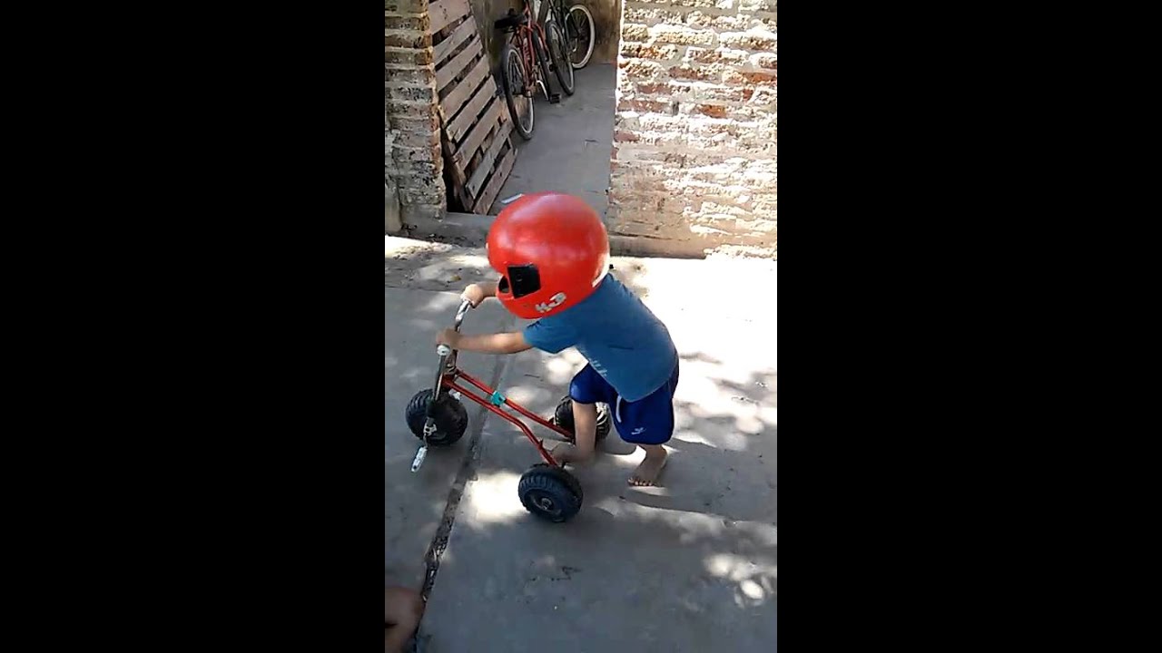 niño de 4 años en moto y con casco