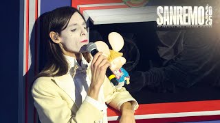Sanremo 2025 - Lucio Corsi con Topo Gigio cantano &quot;Nel blu, dipinto di blu&quot;