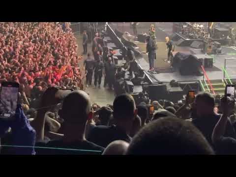 Tom Morello Gets Tackled Onstage