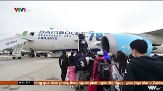[VTV1 - Chào buổi sáng] Chuyến bay của hãng Bamboo Airways đưa 300 người Việt  tại Ukraine về nước