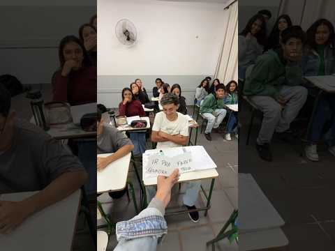 Em pleno 2025 ainda caem nessa ?? #professora #escola #alunos #humor #shorts