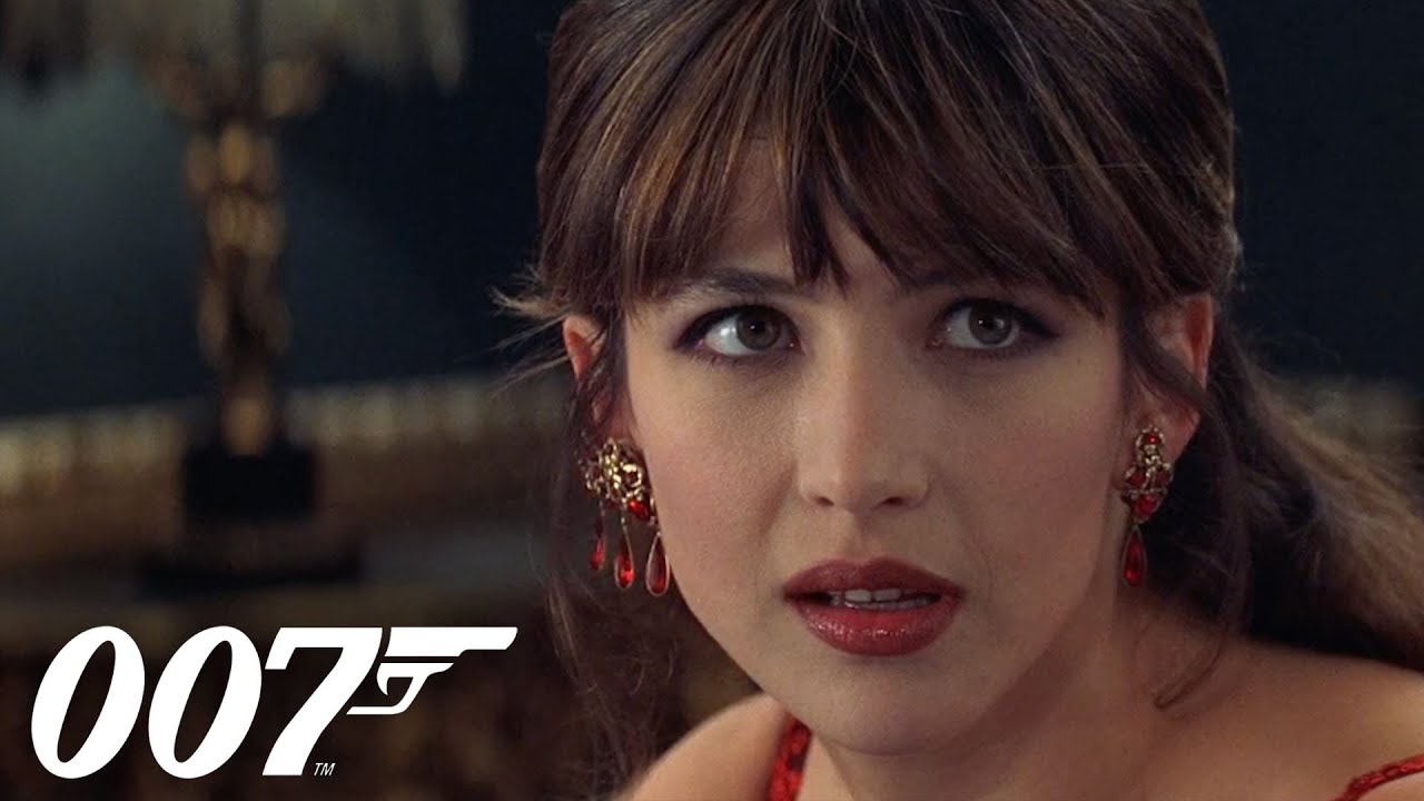 Elektra arrives at the Casino