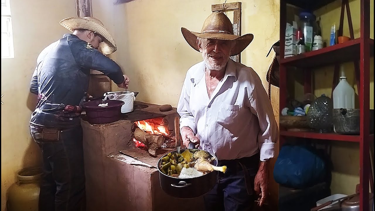 NA ROÇA UM ALMOÇO ESPECIAL Galinha Caipira com Quiabo  na Casa do amigo Peão, eu e o Genesio