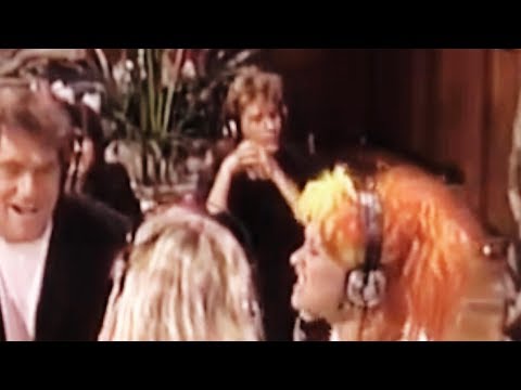daryl hall reacting to cyndi lauper during we are the world